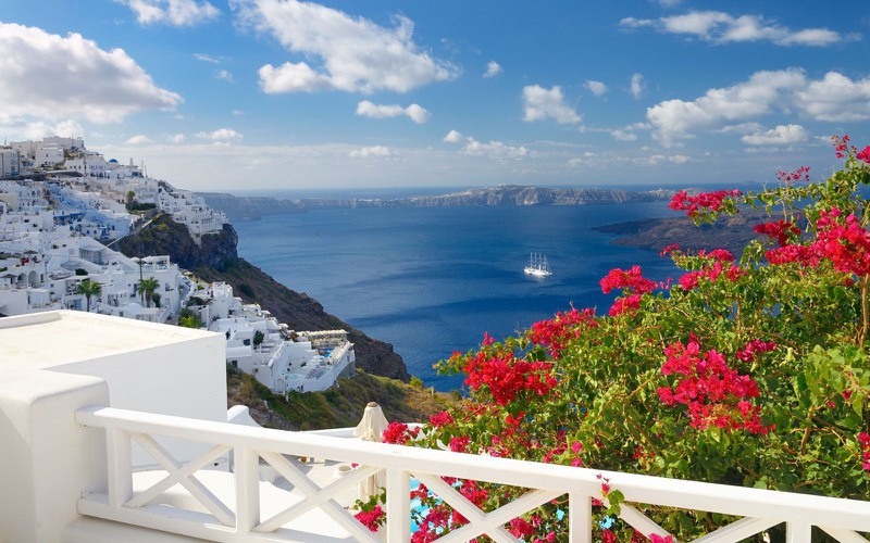 Ngắm những ng&ocirc;i nh&agrave; tường trắng m&aacute;i xanh ở Santorini - Ảnh 7.