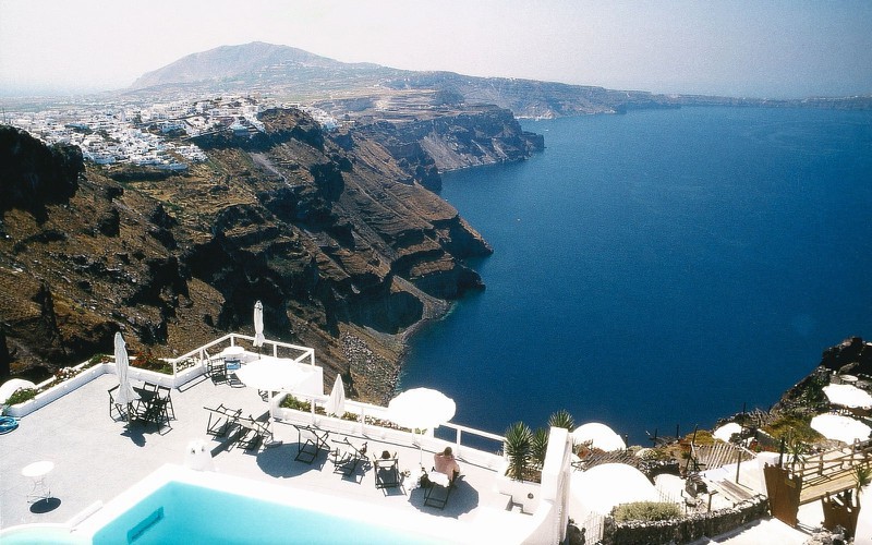 Ngắm những ng&ocirc;i nh&agrave; tường trắng m&aacute;i xanh ở Santorini - Ảnh 8.