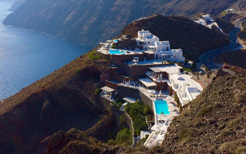 Ngắm những ng&ocirc;i nh&agrave; tường trắng m&aacute;i xanh ở Santorini - Ảnh 9.