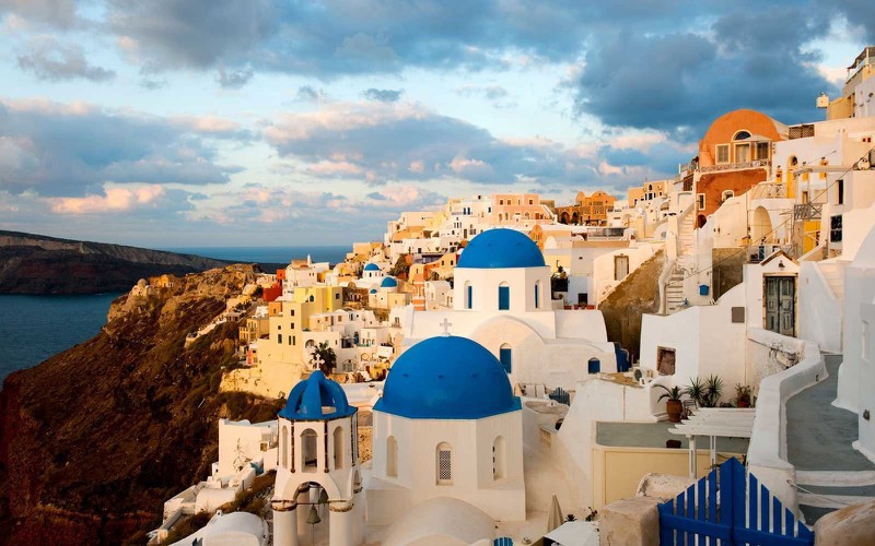 Ngắm những ng&ocirc;i nh&agrave; tường trắng m&aacute;i xanh ở Santorini - Ảnh 10.
