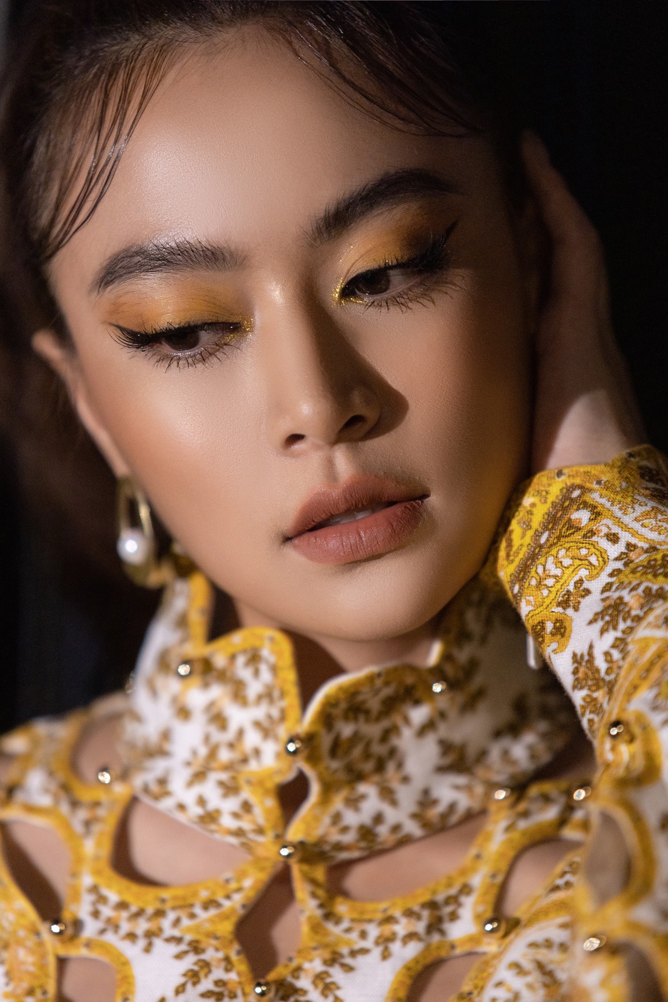 Hoàng Thùy Linh muốn phụ nữ bứt ra khỏi nước mắt và sự chịu đựng - Ảnh 2.
