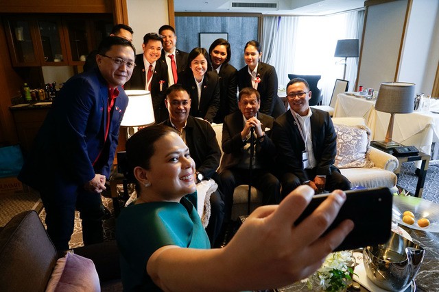 Thăm Nhật Bản, ông Duterte bỏ về sớm vì... "đau lưng chịu không nổi"