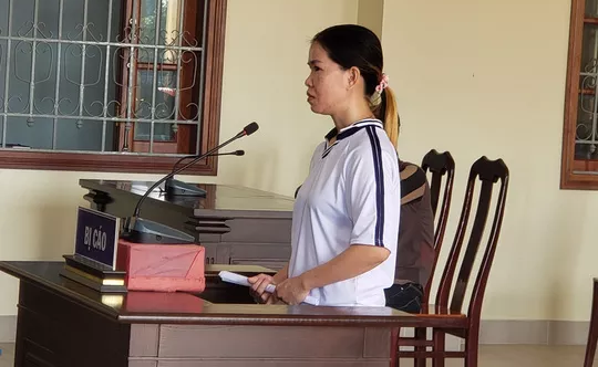Trộm ma túy đem bán, nữ bị cáo khóc nức nở tại tòa vì lãnh 17 năm tù