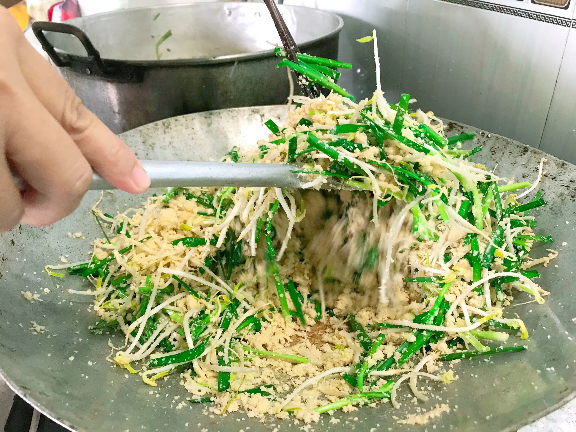 Thoáng bồi hồi xác đậu xào giá hẹ