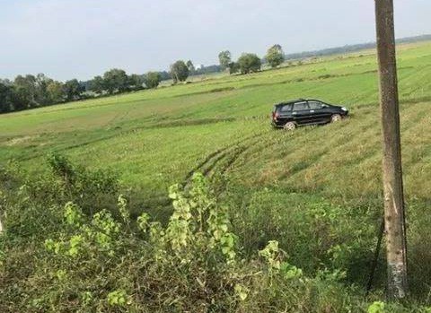 Xe máy nát bét sau cú tông vào xe tải, thanh niên tử nạn - Ảnh 3.