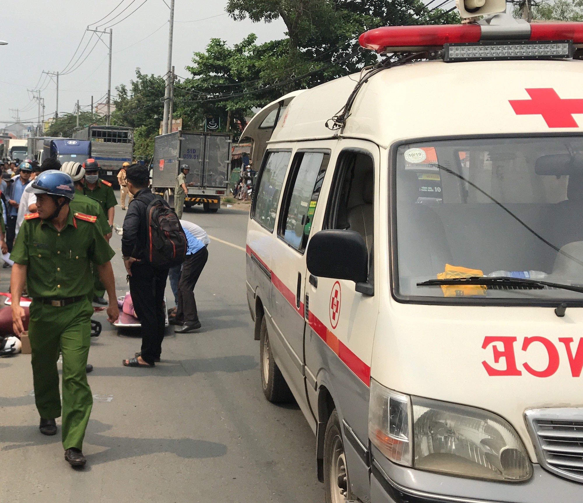 TP HCM: Né xe máy băng ra, người phụ nữ bị xe tải cán chết thương tâm