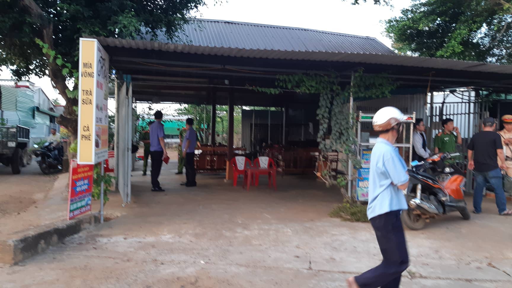 Đang ngồi cà phê, bất ngờ bị bắn 2 phát đạn vào cổ và đùi