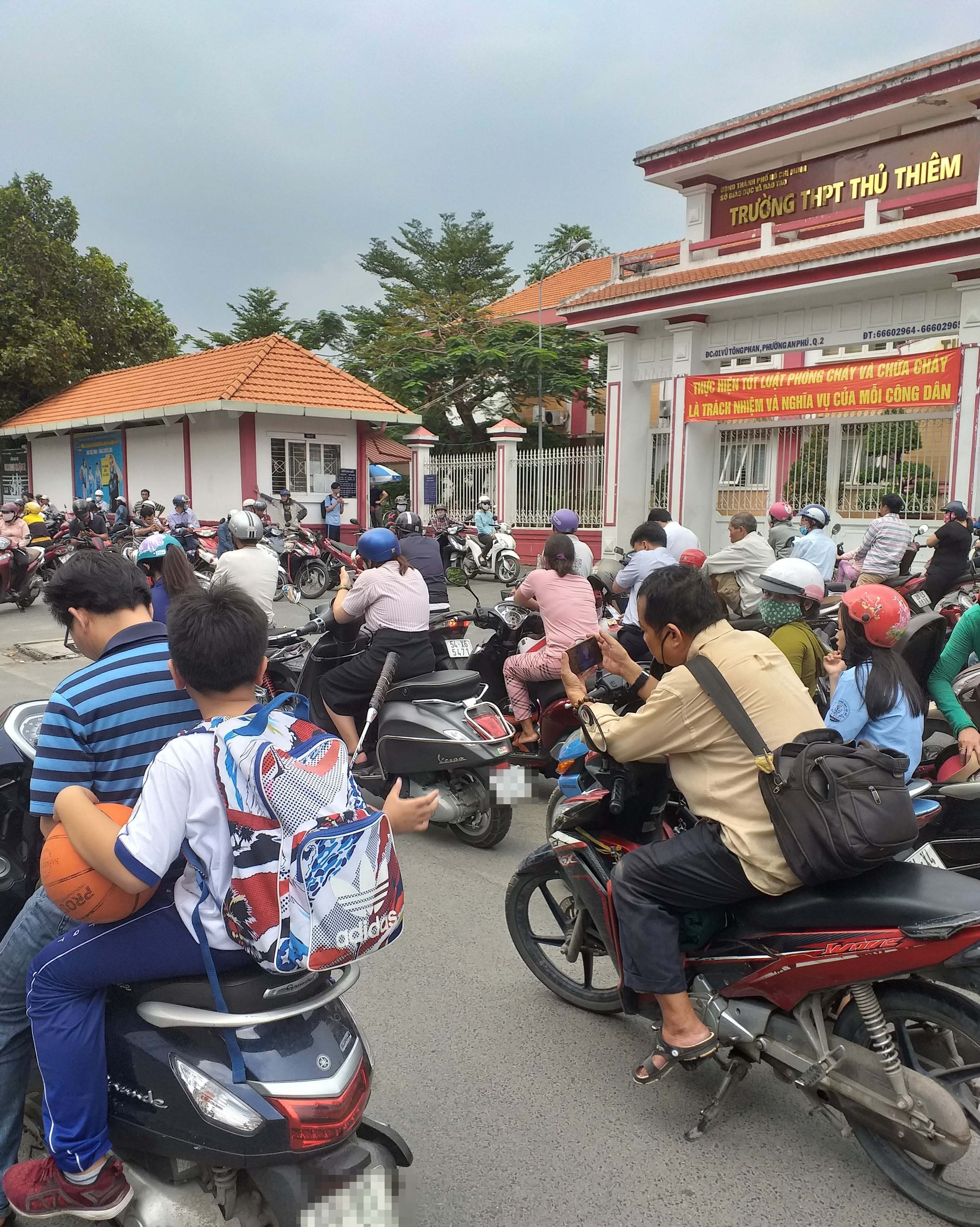 Đón học sinh lấn cả lòng đường