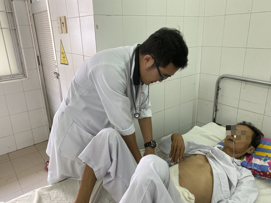 Kh&ocirc;ng cần phẫu thuật, trong 30 ph&uacute;t cứu sống bệnh nh&acirc;n xuất huyết nội - Ảnh 1.