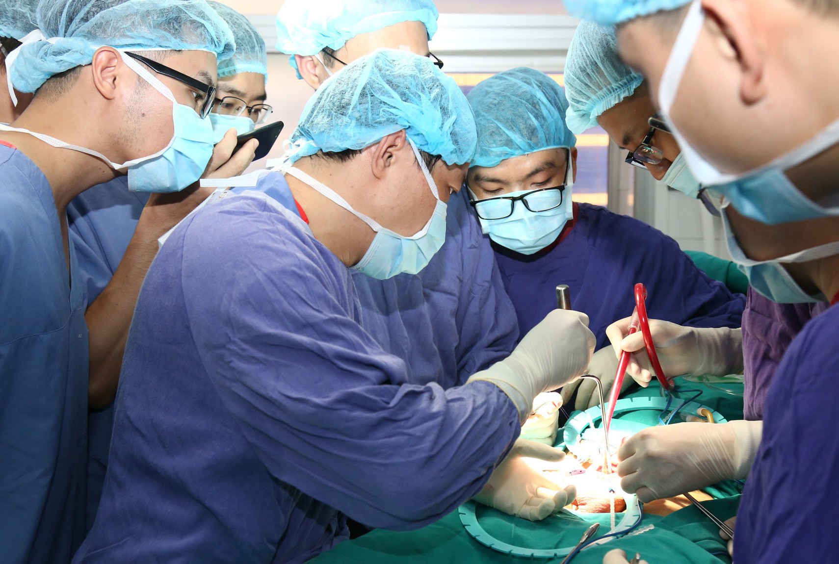 L&agrave;m mới cậu nhỏ cho nam thanh ni&ecirc;n trải qua 18 lần mổ sau khi bị vỡ xương chậu, gẫy xương đ&ugrave;i - Ảnh 1.