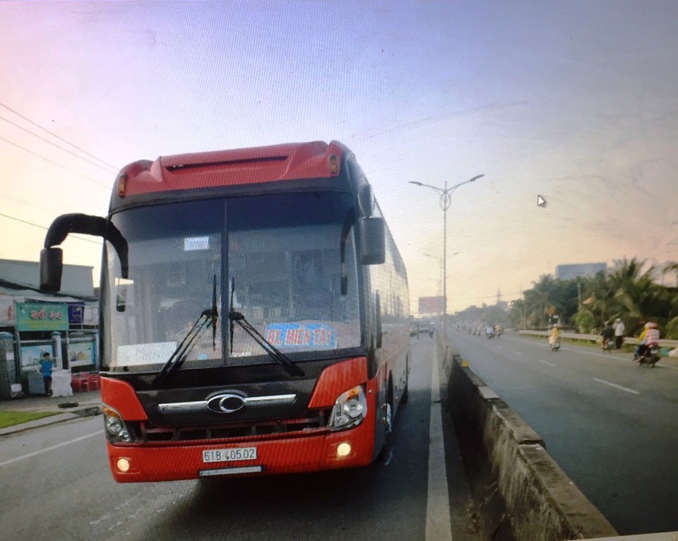 T&igrave;m th&acirc;n nh&acirc;n người phụ nữ tử nạn dưới b&aacute;nh xe kh&aacute;ch ở Tiền Giang - Ảnh 1.