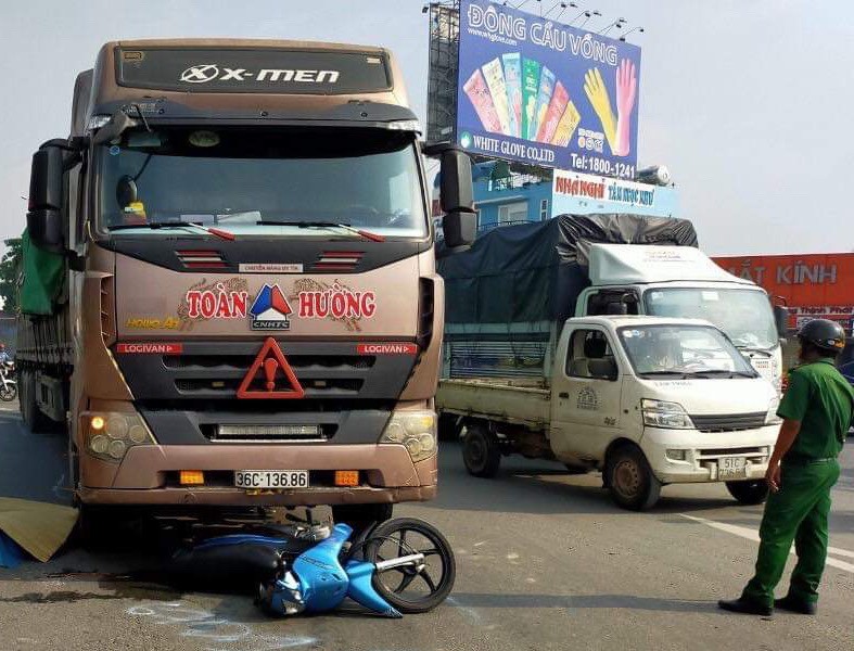 TP HCM: Đ&ocirc;i nam nữ chở b&eacute; g&aacute;i bị xe container t&ocirc;ng, 2 người tử vong - Ảnh 2.