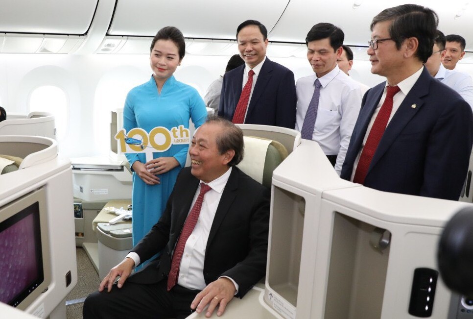 Phó Thủ tướng ngồi thử "siêu máy bay", chiếc máy bay thứ 100 của Vietnam Airlines