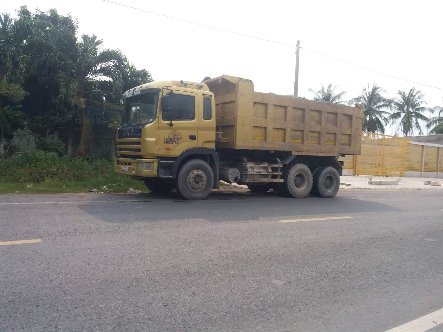 Xe ben chạy ngoài đường nổ vỏ, người ngồi trong nhà nguy kịch!