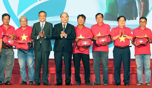 Trao 1.000 lá cờ Tổ quốc cho ngư dân Hà Tiên