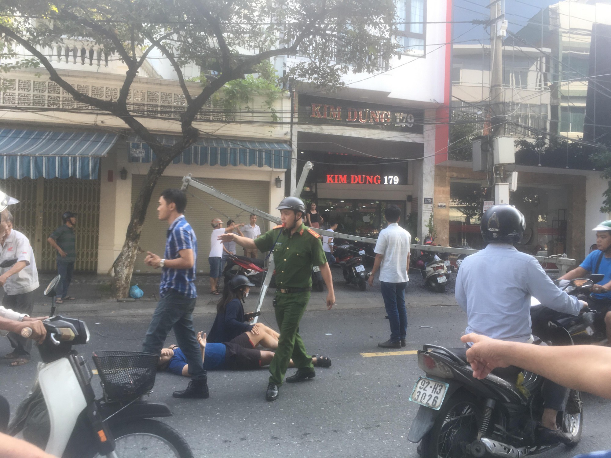 Khung sắt rơi từ tr&ecirc;n cao xuống đ&acirc;m tr&uacute;ng 2 vợ chồng đi đường - Ảnh 1.