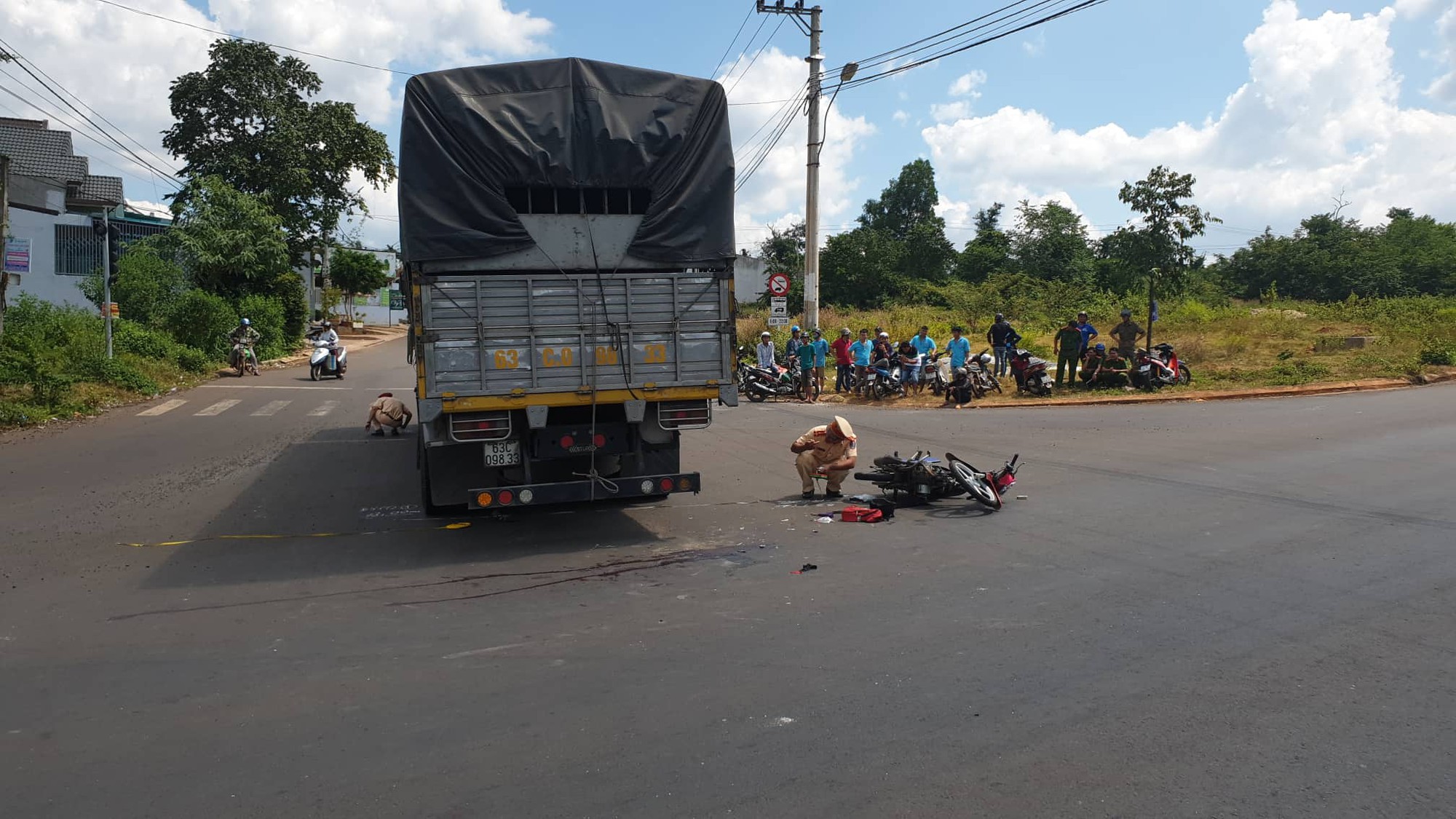 Tông vào xe tải, 2 học sinh thương vong - Ảnh 1.