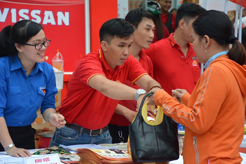 Mang bữa ăn sạch đến gia đình công nhân