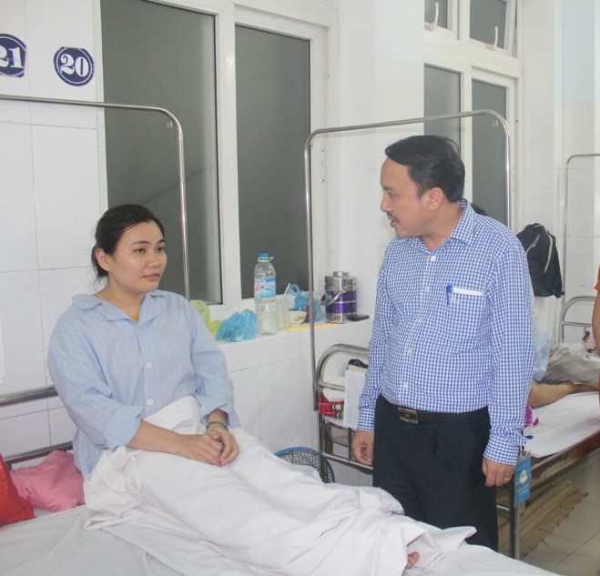 X&ocirc;ng v&agrave;o b&oacute;p cổ, đ&aacute;nh nữ điều dưỡng rồi đứng giữa cổng Trung t&acirc;m Y tế th&aacute;ch thức - Ảnh 2.