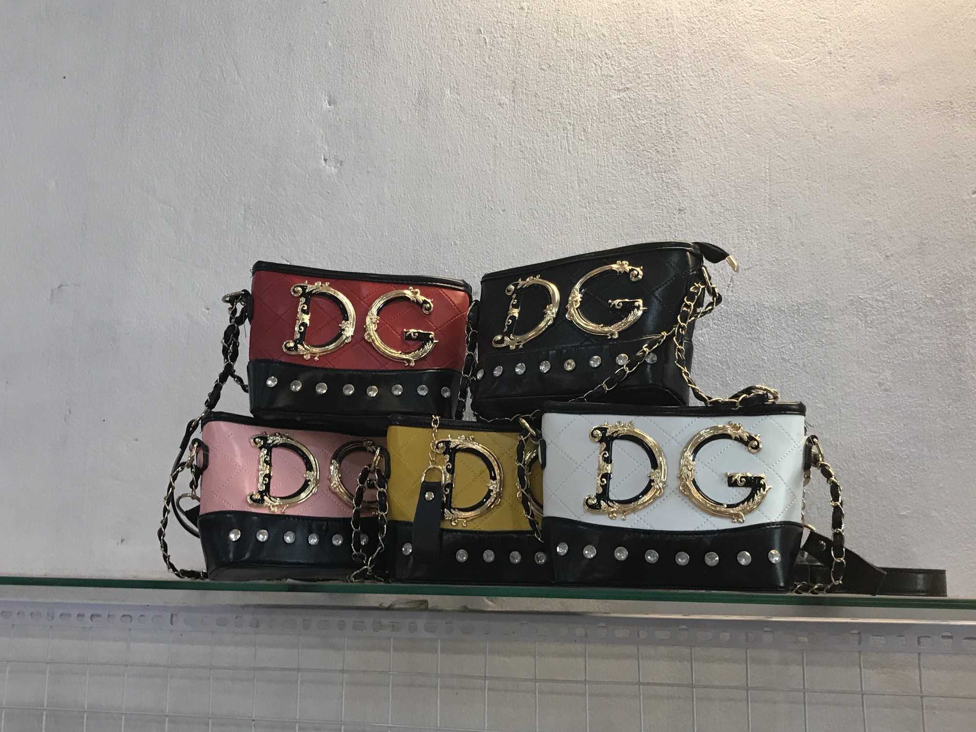 Đột kích cửa hàng túi xách giả nhãn hiệu Gucci, Louis Vuiton, Dior giá bèo 30.000 đồng - Ảnh 2.
