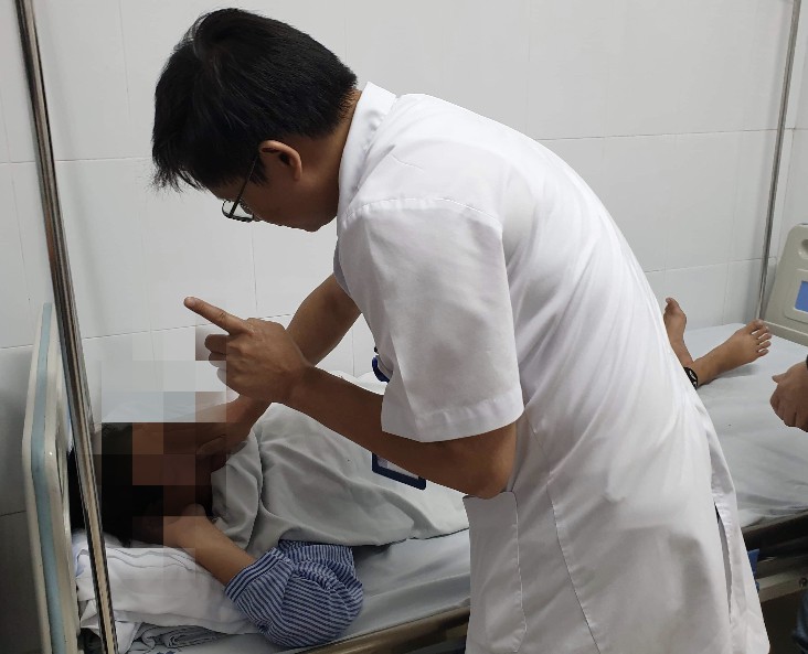 Sau mũi tiêm filler nâng mũi giá 2 triệu đồng "trả góp", bé gái 13 tuổi hỏng một mắt