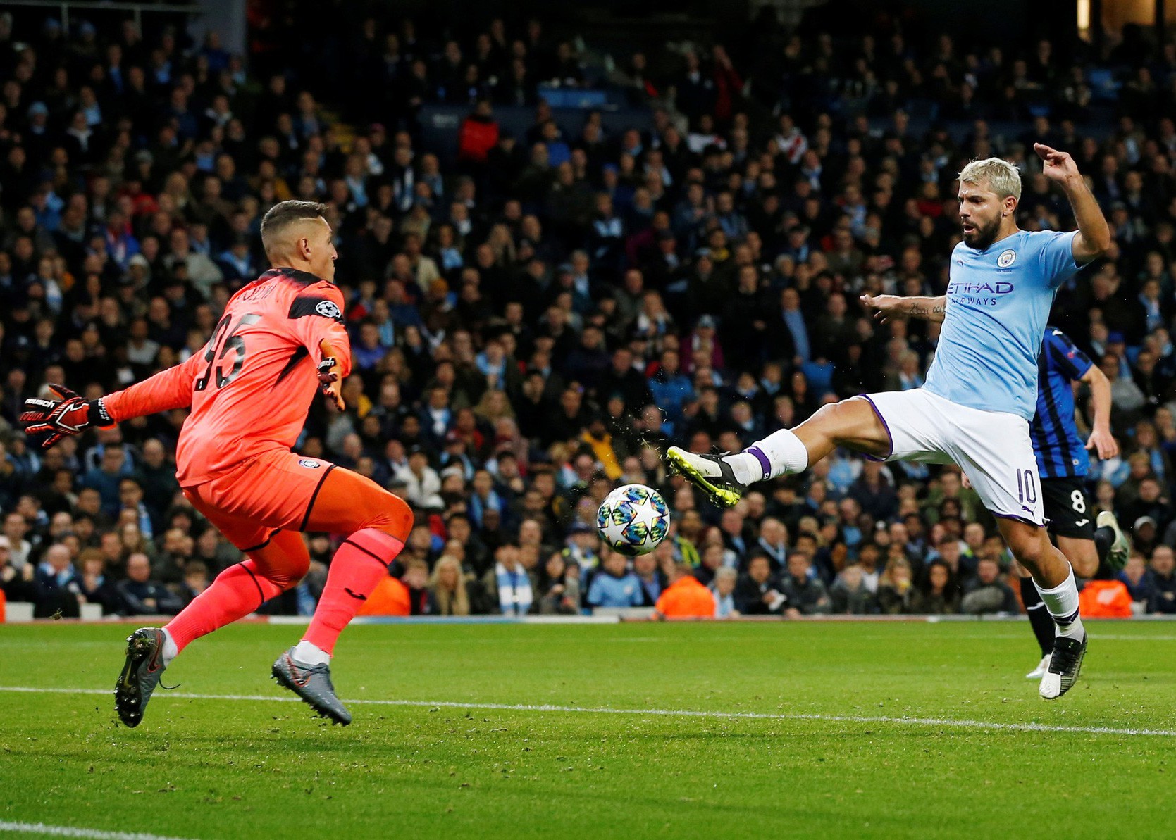 Đại gia Man City ra đòn, Sterling thăng hoa trên đỉnh châu Âu - Ảnh 3.