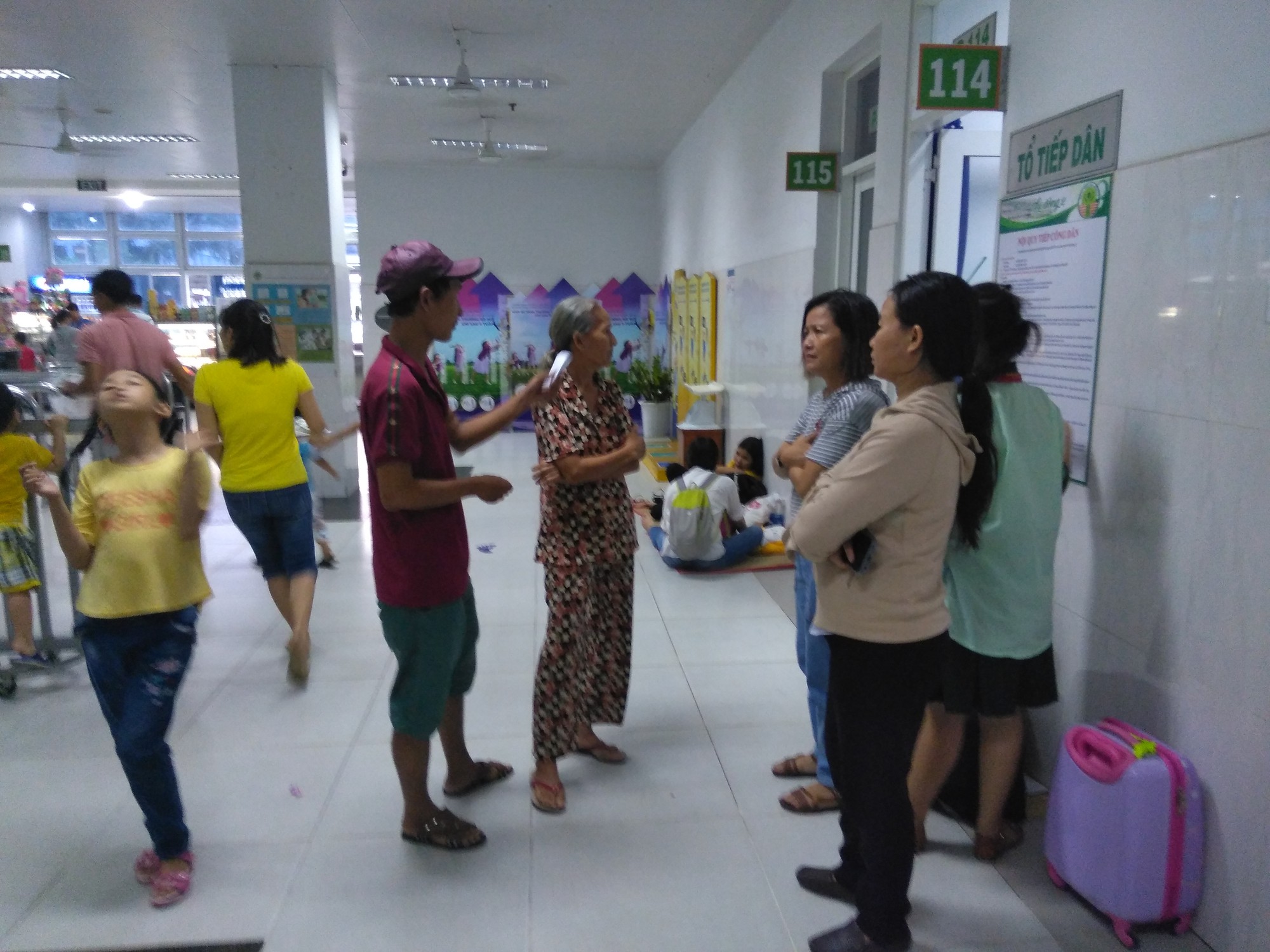 Người dân bất ngờ, lo lắng vì bệnh viện hết thuốc không thông báo