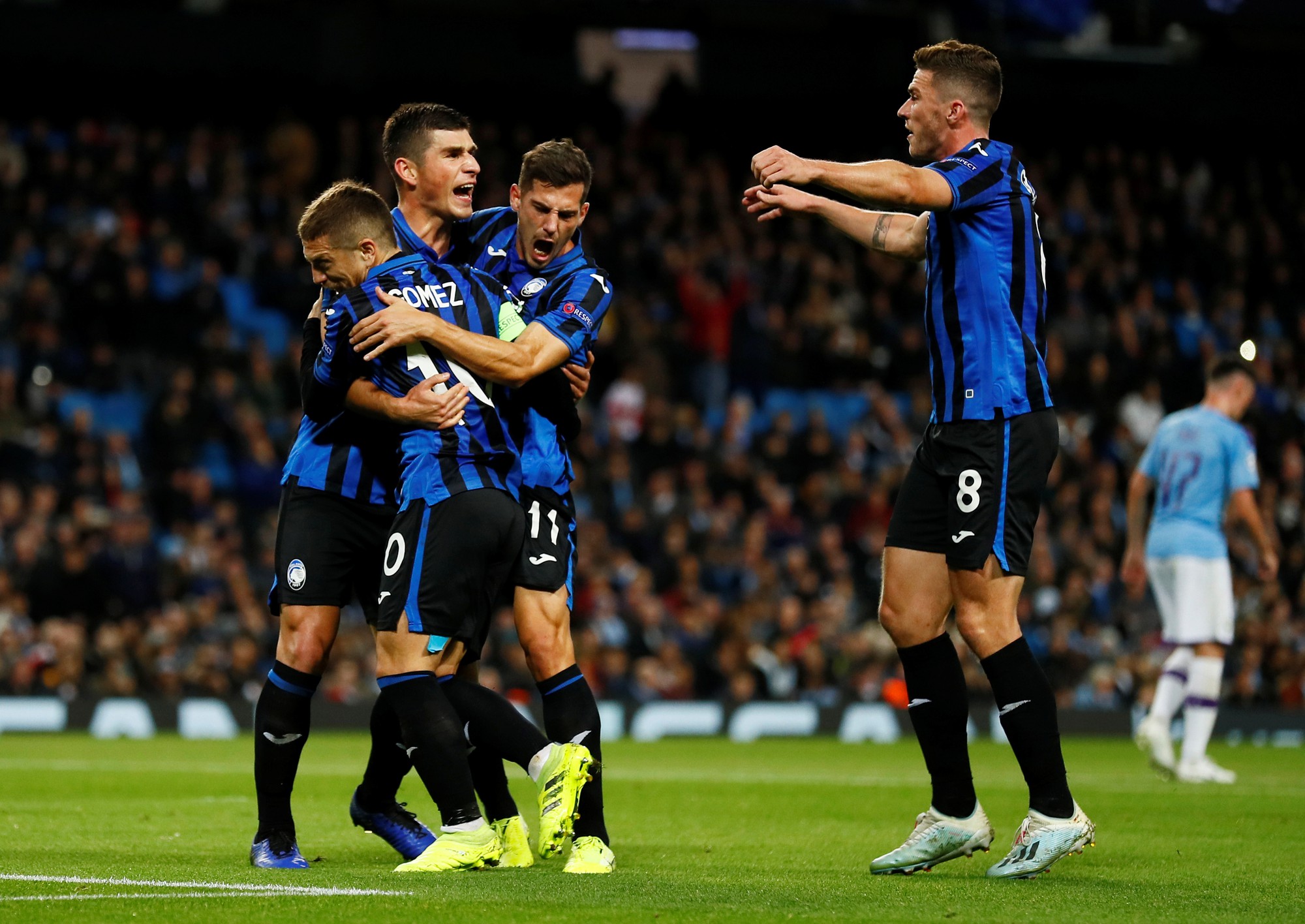 Đại gia Man City ra đòn, Sterling thăng hoa trên đỉnh châu Âu - Ảnh 2.