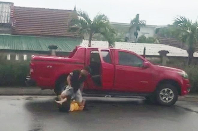Nguyên cán bộ công an hành hung, dùng kéo đâm vào đùi vợ cũ
