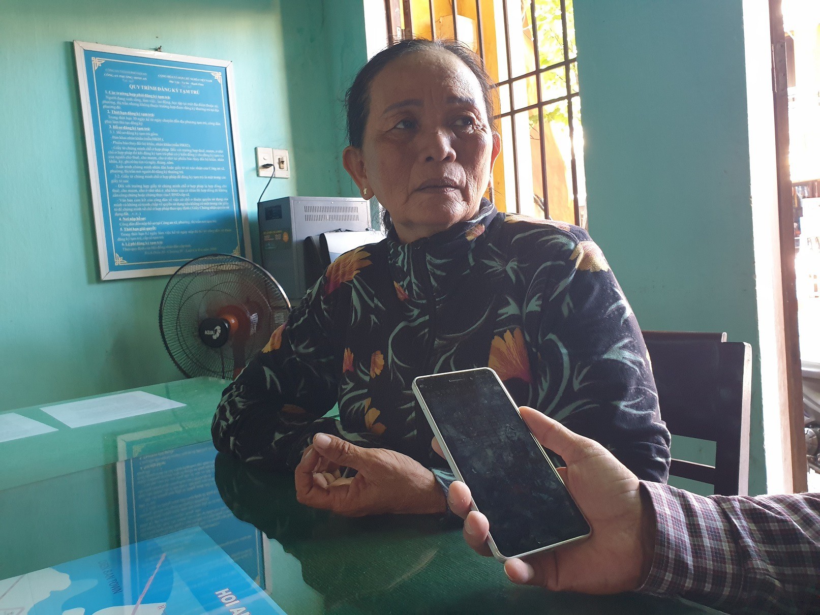Vụ người phụ nữ vung tay với kh&aacute;ch T&acirc;y: Sợ xe đạp của kh&aacute;ch bị mất n&ecirc;n mới kh&oacute;a lại? - Ảnh 1.