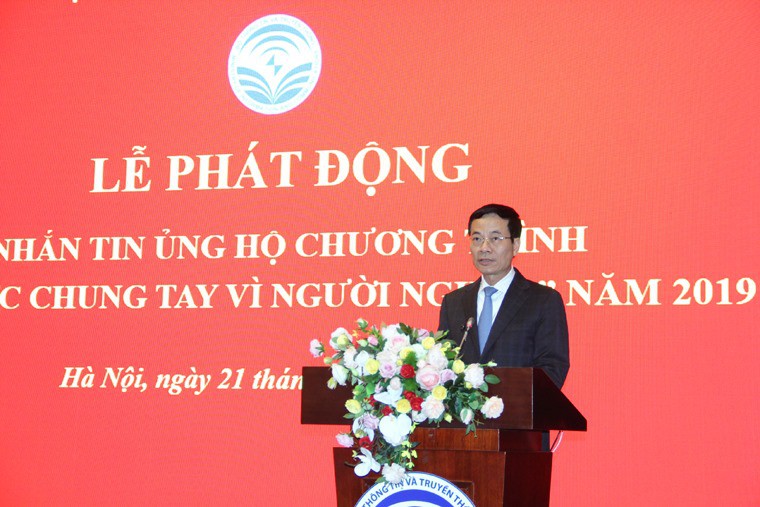 Bộ trưởng Nguyễn Mạnh H&ugrave;ng ph&aacute;t động nhắn tin ủng hộ người ngh&egrave;o - Ảnh 1.