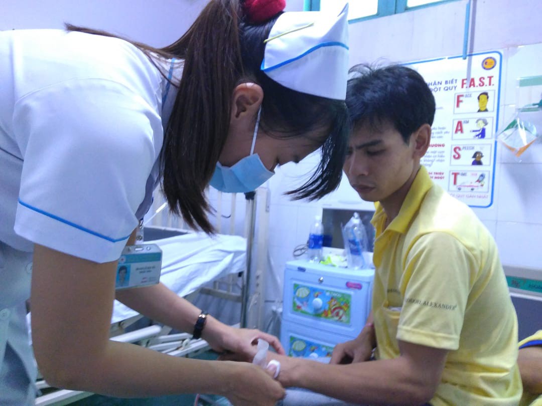 Sau bữa chiều tăng ca, hàng loạt công nhân cấp cứu