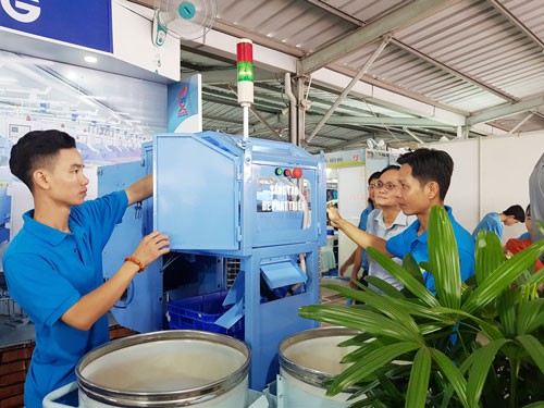 Những c&ocirc;ng nh&acirc;n đam m&ecirc; s&aacute;ng tạo - Ảnh 1.