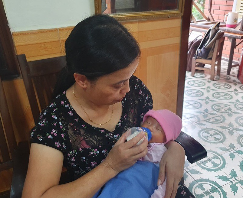 Bé gái 2 ngày tuổi bị bỏ rơi bên đường cùng bức tâm thư của người mẹ "vô danh"