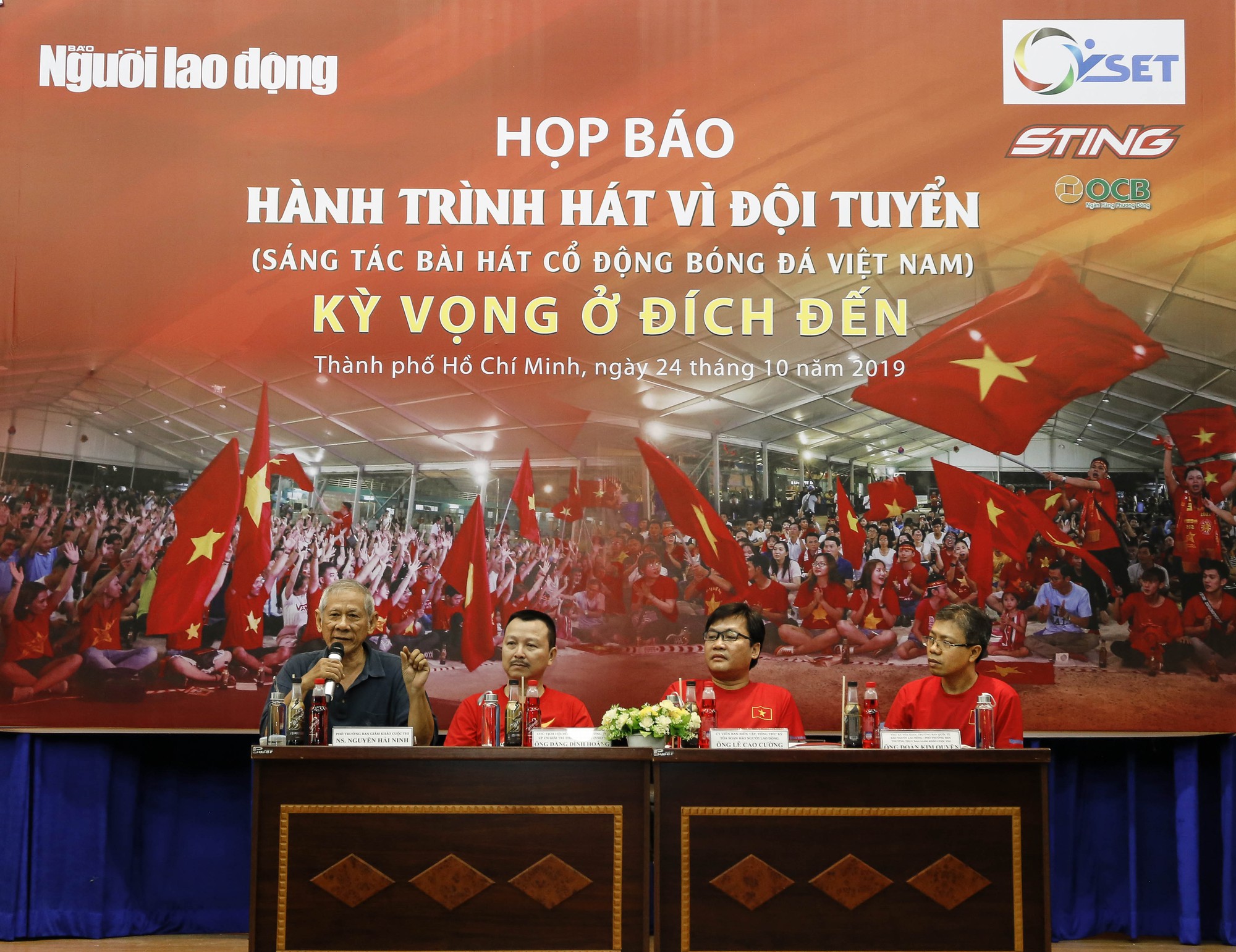 Cuộc thi s&aacute;ng t&aacute;c B&agrave;i h&aacute;t cổ động b&oacute;ng đ&aacute; Việt Nam: Tăng tốc về đ&iacute;ch - Ảnh 1.