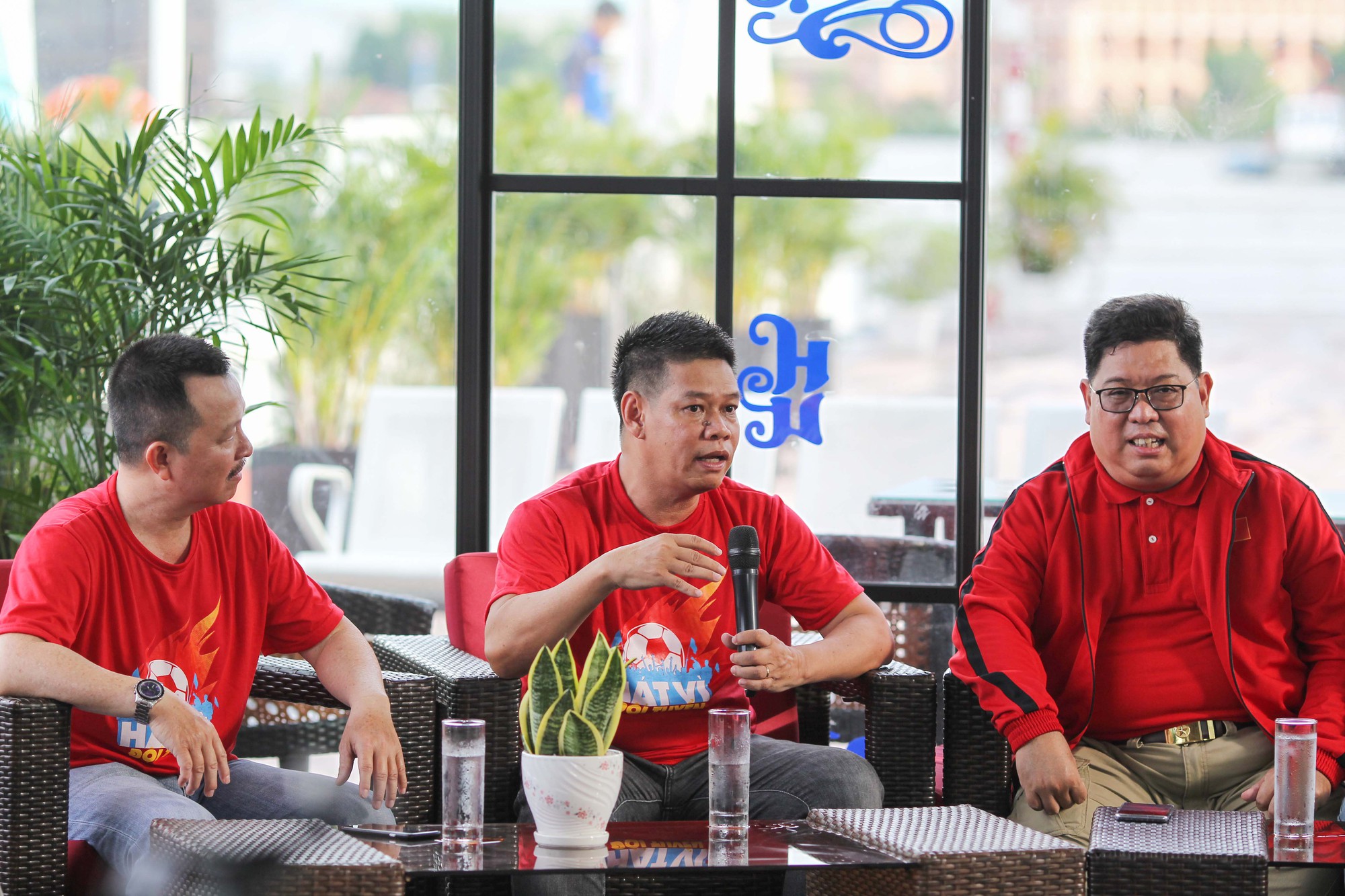 Cuộc thi s&aacute;ng t&aacute;c B&agrave;i h&aacute;t cổ động b&oacute;ng đ&aacute; Việt Nam: Tăng tốc về đ&iacute;ch - Ảnh 4.