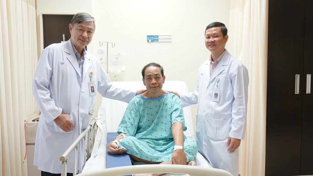 Tại quê nhà sụt cân bất thường, sang Việt Nam cắt ra u ác