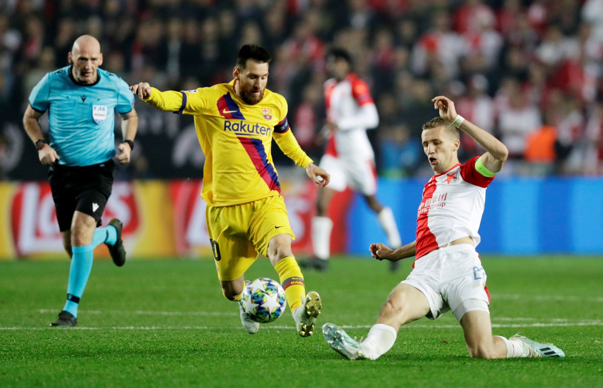 "Người nhện" Ter Stegen tỏa sáng, Barcelona thắng nhọc nhằn ở Prague