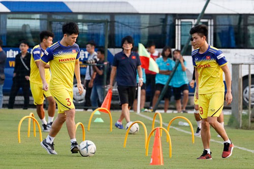 Thầy Park Hang-seo kiên nhẫn với Đình Trọng