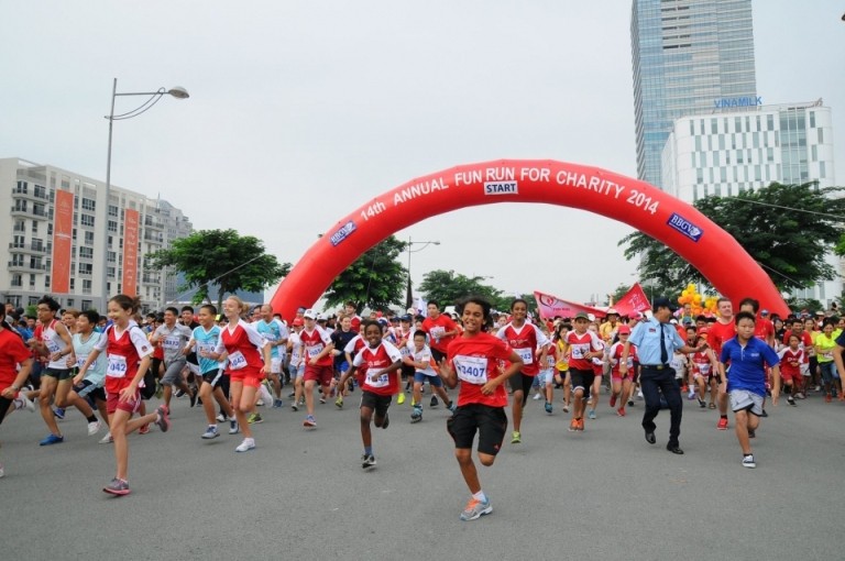 Đại sứ Anh và ca sĩ Đàm Vĩnh Hưng tham gia chương trình chạy bộ Fun Run - Ảnh 1.