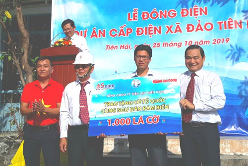 Hân hoan đón cờ Tổ quốc