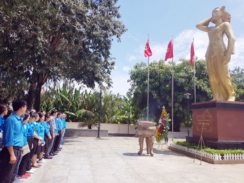 Cán bộ Công đoàn TP HCM về nguồn viếng liệt sĩ Võ Thị Sáu
