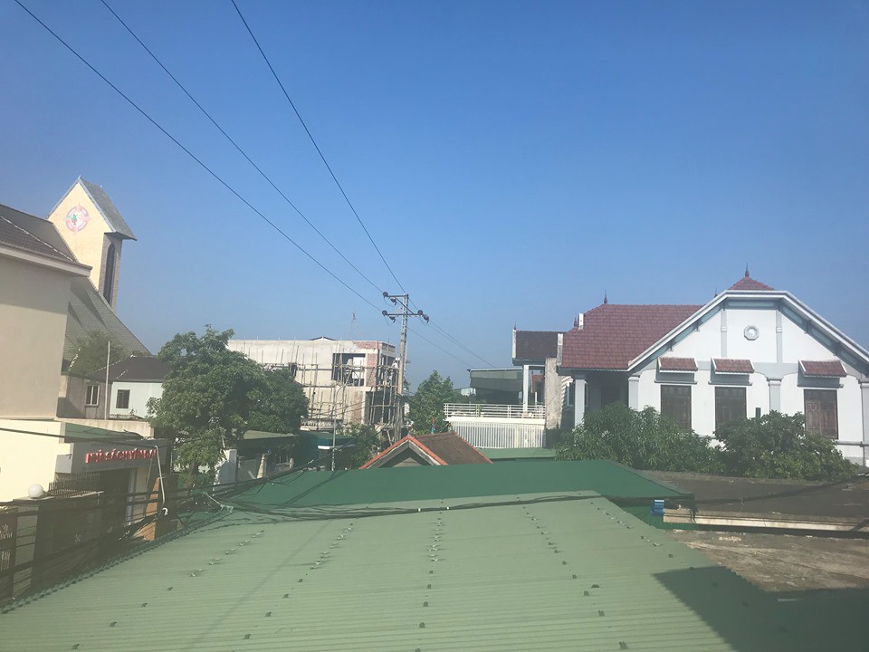 Đứng gi&uacute;p mẹ ở tầng 2, nam sinh lớp 7 bị điện ph&oacute;ng l&agrave;m cụt 2 c&aacute;nh tay - Ảnh 2.
