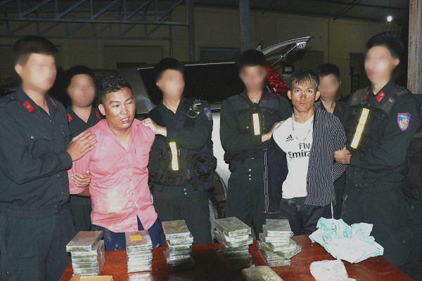 Cảnh sát nổ súng trấn áp 2 kẻ buôn 30 bánh heroin, 6.000 viên ma túy đi ôtô manh động chống trả
