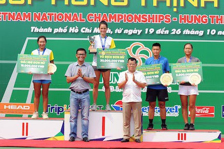 "Bông hồng lai" Alize Lim tỏa sắc ở quê nhà