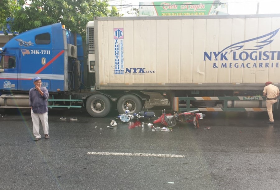 Tai nạn li&ecirc;n ho&agrave;n, một nạn nh&acirc;n chấn thương sọ n&atilde;o tr&ecirc;n đường đi l&agrave;m - Ảnh 2.