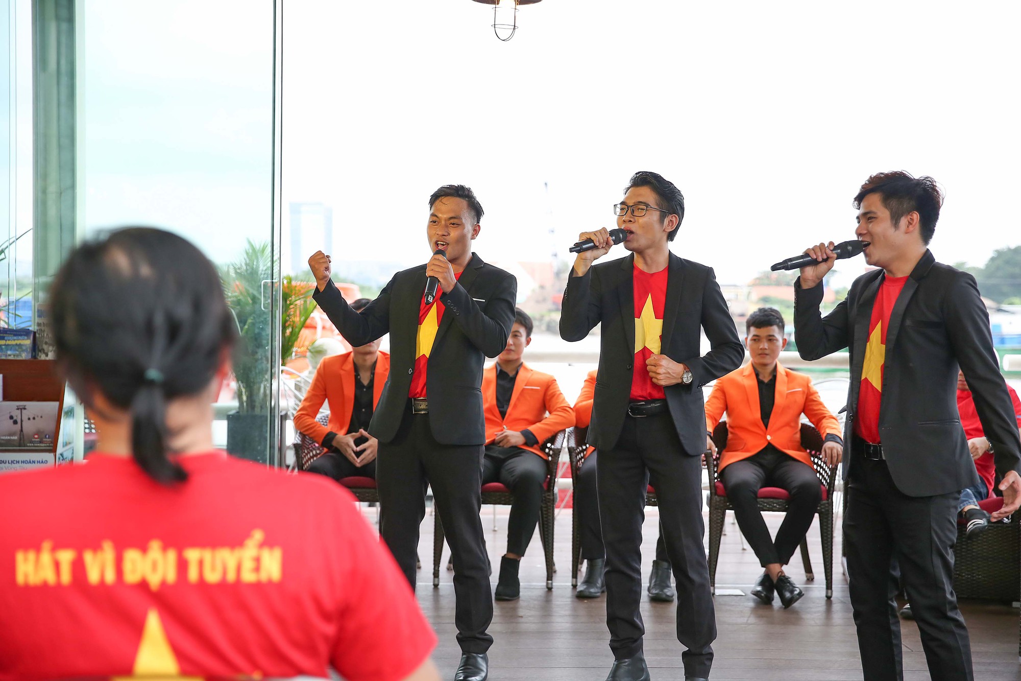 Gala trao giải Hát vì đội tuyển: Sôi động tiếng hát, giao lưu thú vị - Ảnh 3.