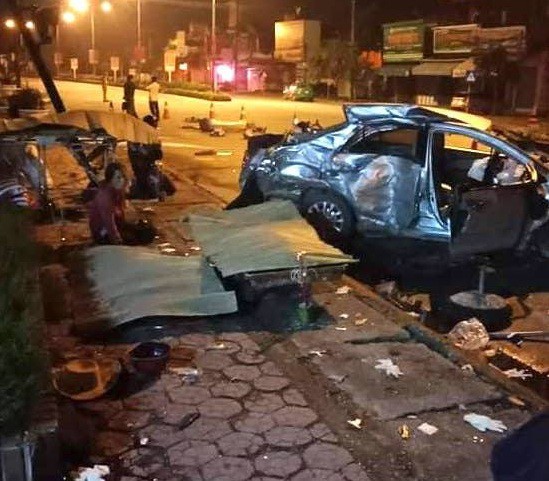 Xe 4 chỗ bị xe khách tông nát, 3 người tử vong, tài xế nguy kịch - Ảnh 1.