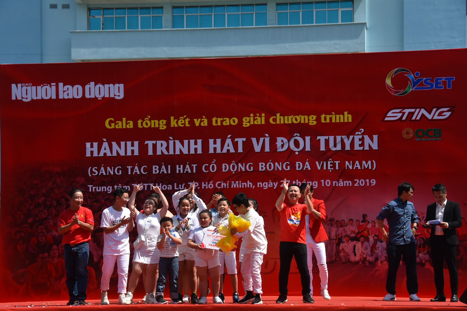 Hành trình hát vì đội tuyển: Ca khúc Khát khao Việt Nam giành giải nhất - Ảnh 19.