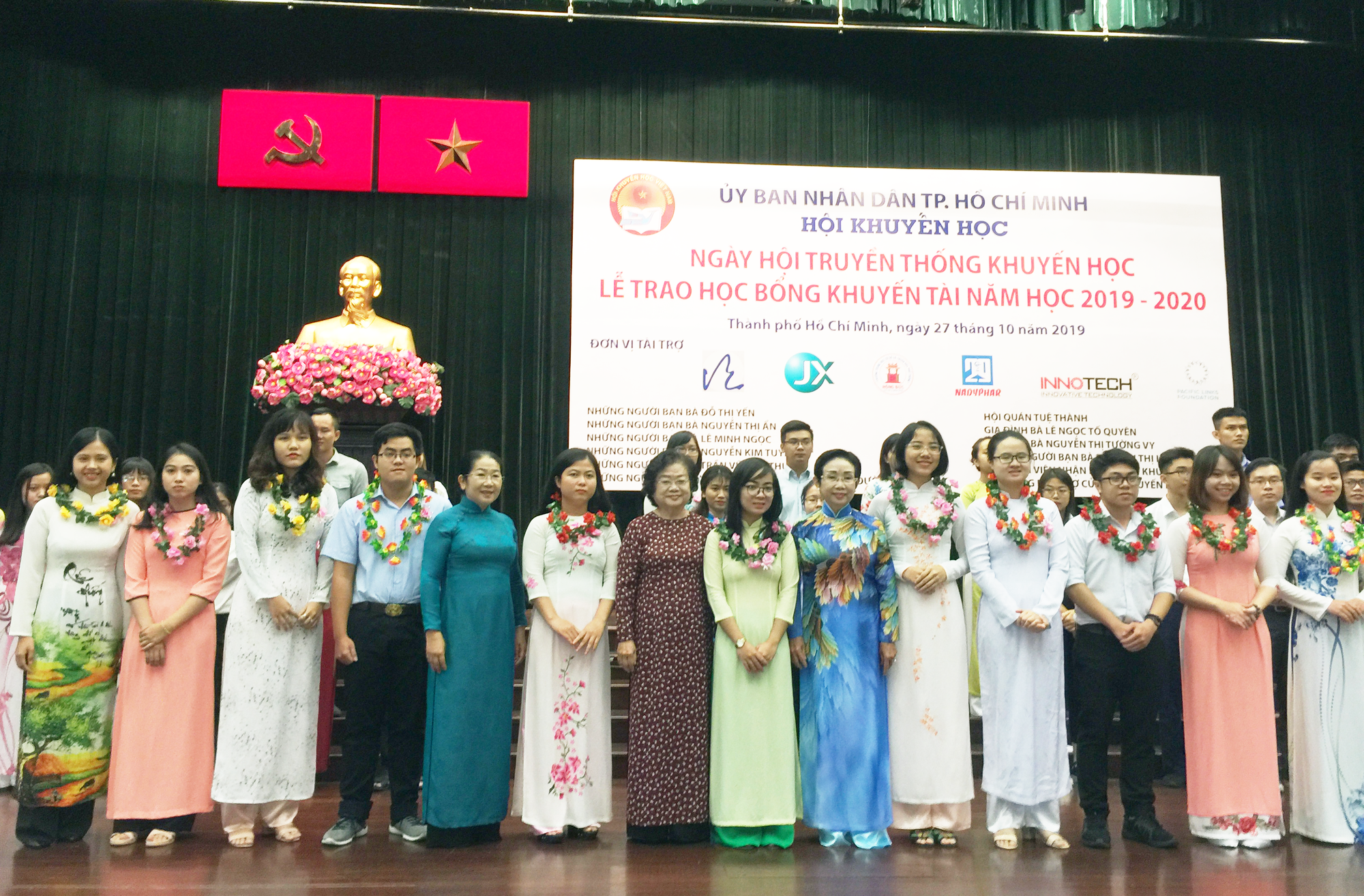 Nhiều gia đình trao học bổng khuyến tài để gieo mầm ước mơ